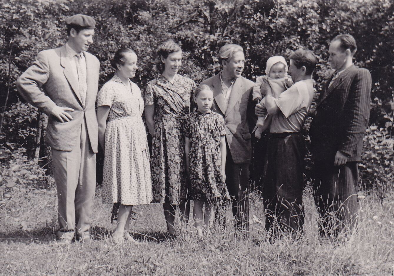 A. Jonynas su giminėmis ir M. ir R. Sluckiais. Alytus, 1962 m. Nuotr. A. Sutkaus. MLLM 26666
