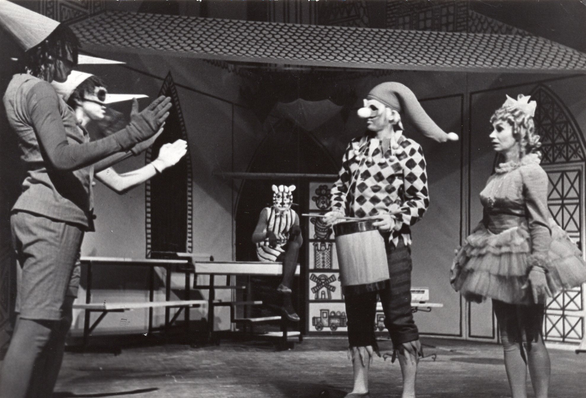 Scena iš spektaklio „Spyruoklinis kareivėlis“ J. Miltinio dramos teatre. Panevėžys, 1968 m. MLLM P21556