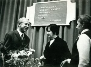 A. Jonyną 50-mečio proga sveikina akloji dainininkė Beatričė Grincevičiūtė. Vilnius, 1973 m. Foto A. Žižiūno. ĮK 32037