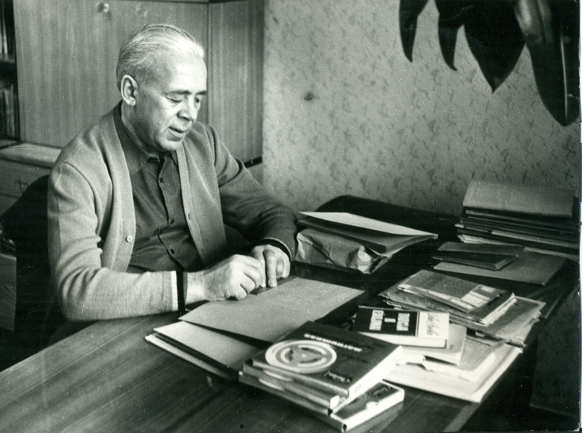 A. Jonynas prie rašomojo stalo. Vilnius, 1976 m. Foto A. Žižiūno. ĮK 32040