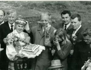 K. Inčiūra (2-as iš kairės), A. Jonynas (centre), P. Širvys (1-as iš dešinės) ir kiti asmenys Poezijos pavasario metu. Klaipėda, 1968 m.. Foto B. Aleknavičiaus. ĮK 6389/2