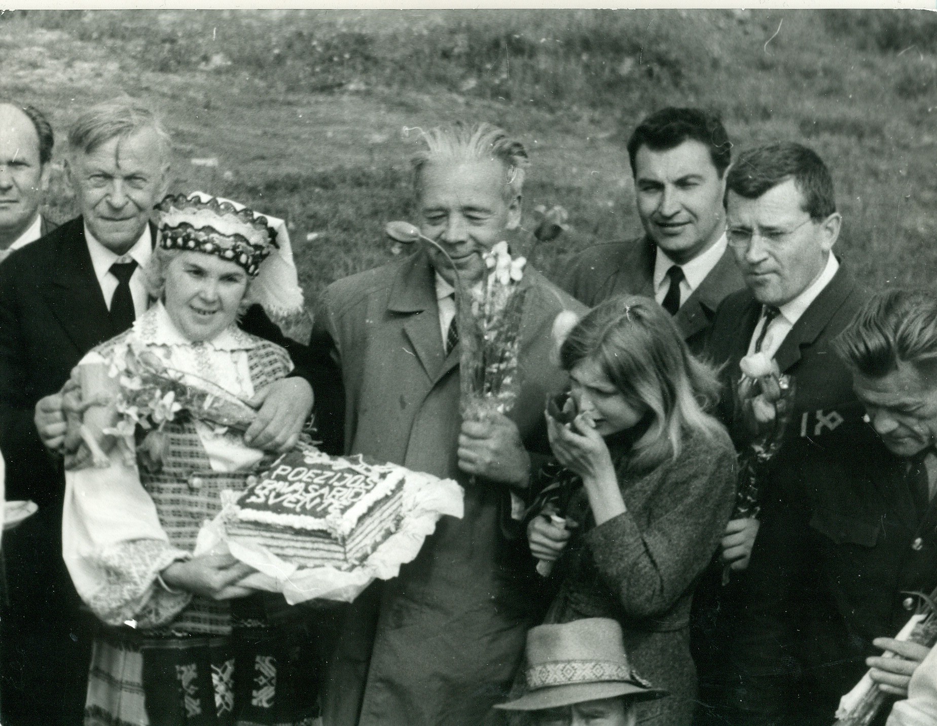 K. Inčiūra (2-as iš kairės), A. Jonynas (centre), P. Širvys (1-as iš dešinės)  ir kiti asmenys Poezijos pavasario metu. Klaipėda, 1968 m.. Foto B. Aleknavičiaus. ĮK 6389/2