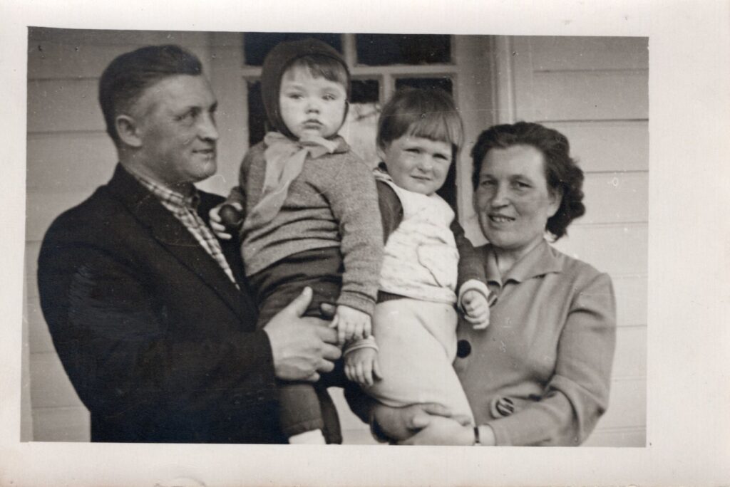 Kęstutis Navakas ant neatpažinto vyro rankų, šalia močiutė Leonora, laikanti pusbrolį. Taujėnai, apie 1966 m. MLLM GEK 136555