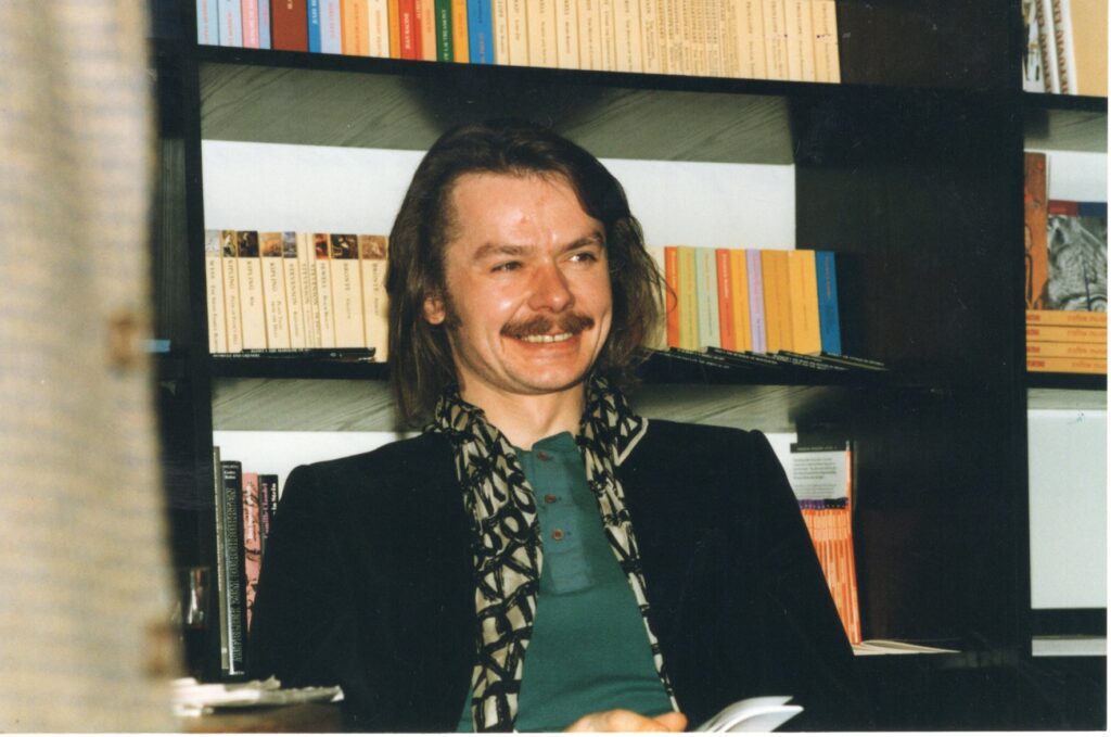 Pristatant knygą „Pargriautas barokas“ – „Septynių vienatvių“ knygyne. Kaunas, 1996 m. Nuotr. Z. Baltrušio. MLLM P39862