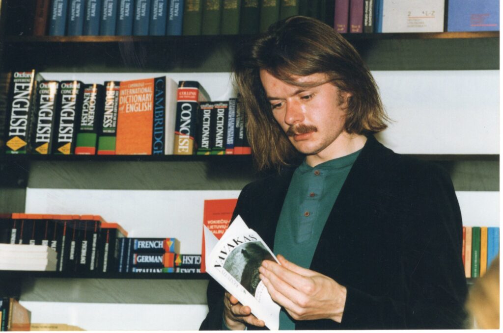 Knygyne-klube „Septynios vienatvės“. Kaunas, 1996 m. Nuotr. Z. Baltrušio. MLM GEK 49846