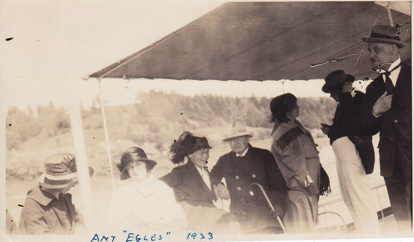 Maironis tarp ekskursantų laivo denyje, Lietuva, 1923 m. MLLM 37/108