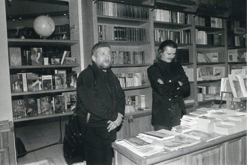 Su Jurgiu Kunčinu (kairėje) Panevėžio literatūrinės žiemos metu, 1998 m. Nuotr. Z. Baltrušio. MLLM GEK 139559