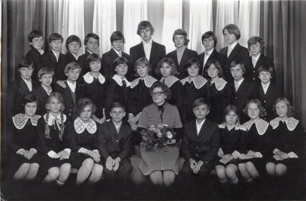 K. Navakas (III eil. VI-as iš kairės) su klase ir auklėtoja. Kaunas, 1978-09-01. MLLM GEK 136558_a