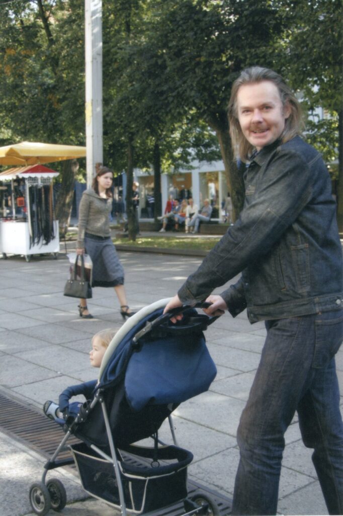 Su sūnumi Gabrieliumi Laisvės alėjoje. Kaunas, 2006 m. Nuotr. Z. Baltrušio. MLLM GEK 139565