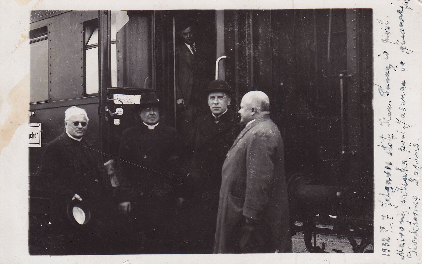 J. Tumas-Vaižgantas, Maironis, prelatas Jasėnas ir gimnazijos direktorius Lapinš geležinkelio stotyje, Jelgava, 1932 m. MLLM  37/35
