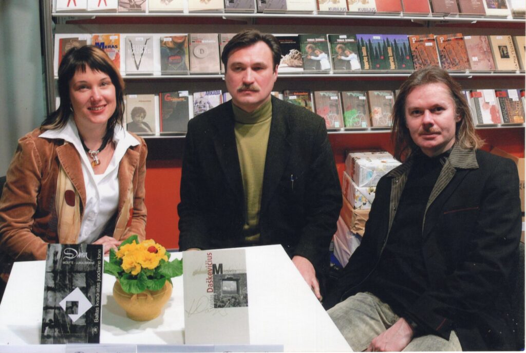 Iš kairės – D. Molytė-Lukauskienė, V. Daškevičius ir K. Navakas Knygų mugėje. Vilnius, 2007 m. Nuotr. A. Lukausko. MLLM GEK 136565