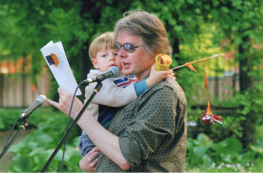 Su sūnumi Gabrieliumi „Poezijos pavasario“ renginyje. Maironio rūmų sodelis. Kaunas, 2008 m. Nuotr. Z. Baltrušio. MLLM P58077