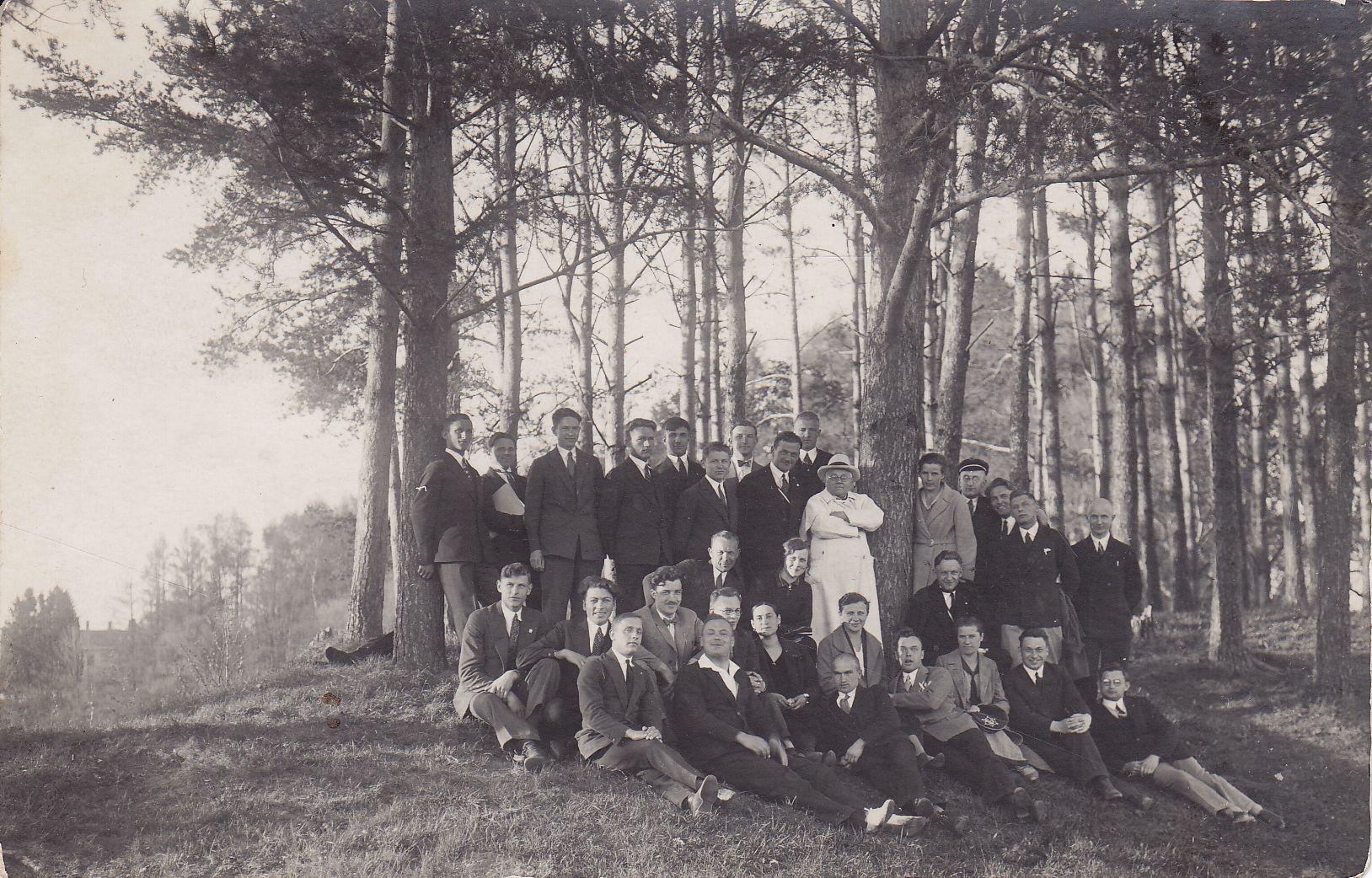 Juozas Tumas-Vaižgantas su studentais, apie 1925 m. MLLM 121880
