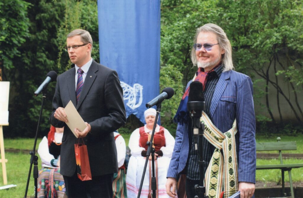 K. Navakas ir politikas A. Kupčinskas (kairėje). „Poezijos pavasaris“. Kaunas, 2014-05-30. Nuotr. Z. Baltrušio. MLLM GEK 118383