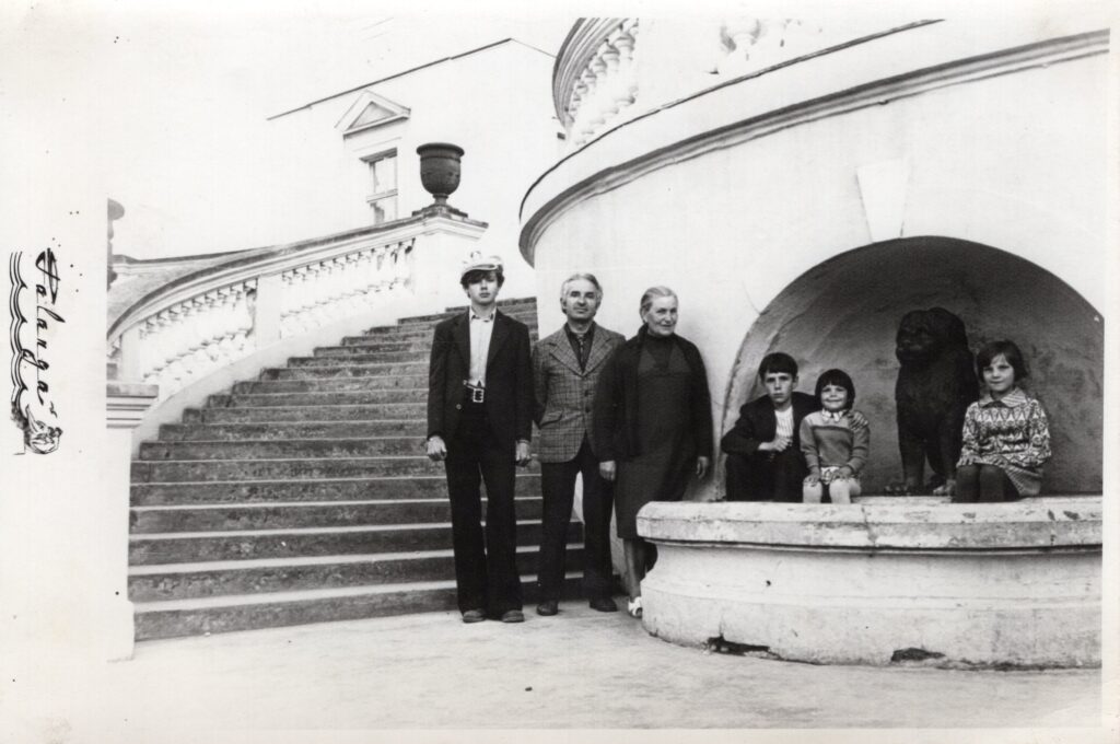 Kęstutis (kairėje) su giminaičiais prie Tiškevičių rūmų. Palanga, apie 1979 m. MLLM GEK 136559