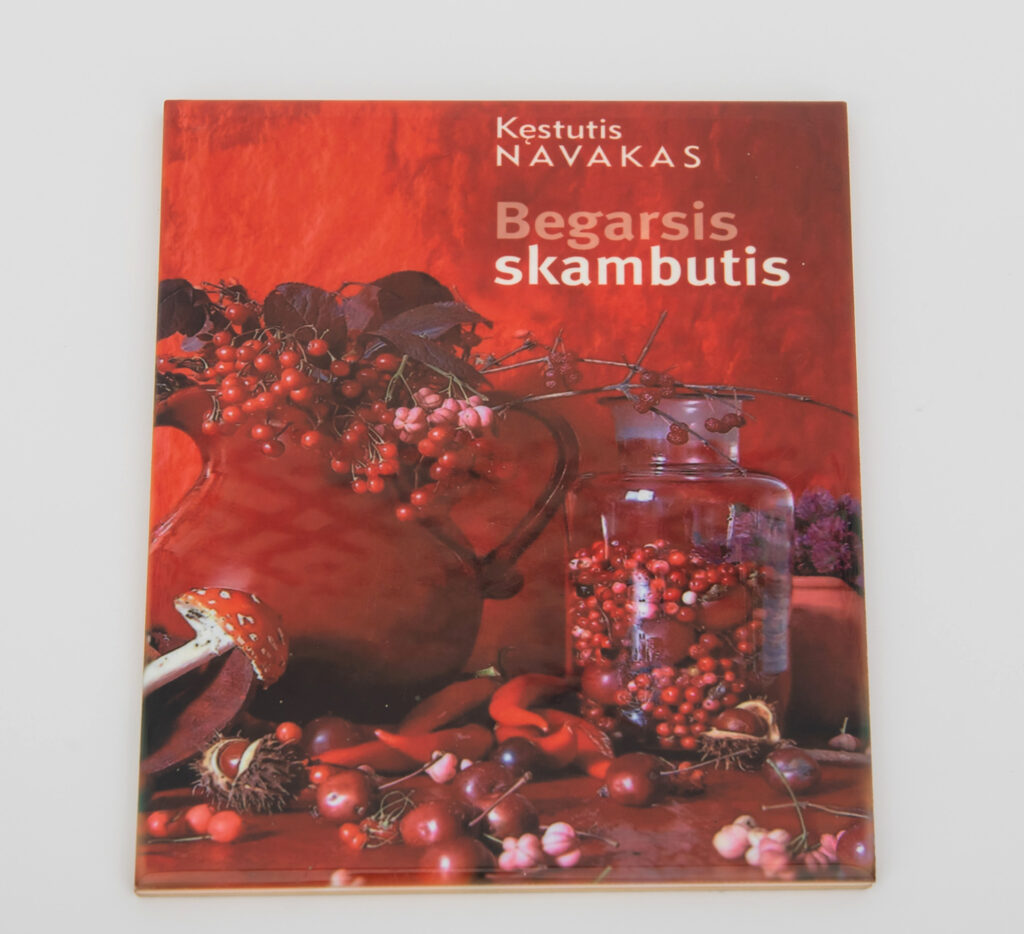 Suvenyras. Dekoratyvinė sienos plytelė, atrodanti kaip jo knygos „Begarsis skambutis“ viršelis. Ramūno Guigos nuotrauka. MLLM GEK 136597