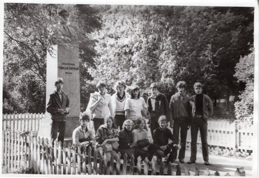 K. Navakas (II eil. 3-ias iš kairės) su bendraklasiais prie V. Grybo paminklo. Jurbarkas, apie 1980 m. MLLM GEK 136560