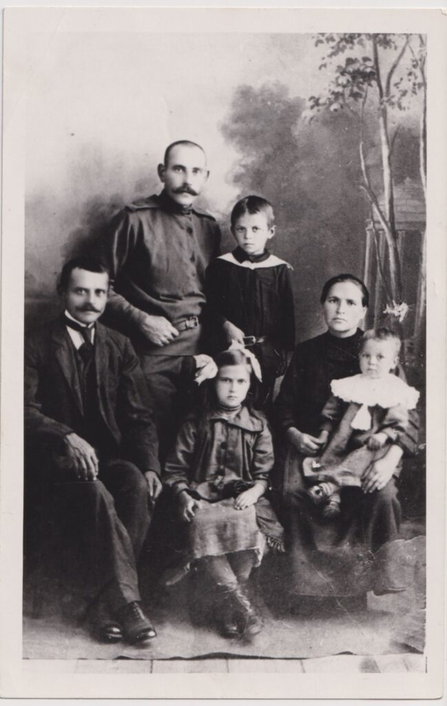 J. Baltušis su šeimos nariais. Centre stovi tėvas Karolis Juozėnas, šalia jo Juozas Baltušis. Sėdi sesuo Marytė. Ant motinos Marijonos Baltušytės-Juozėnienės kelių – brolis Leonardas. Pirmas iš kairės sėdi tėvo brolis Petras. Maskva, 1915 m. MLLM 19603