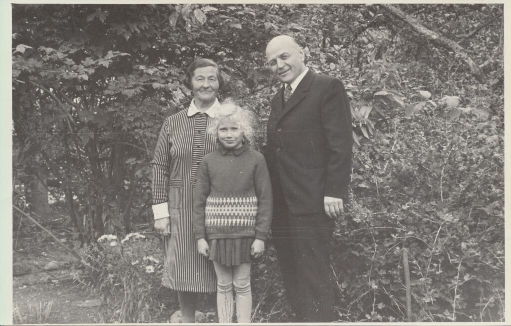 Su „Parduotų vasarų“ Akvilios prototipe – Akvilia Sakaite-Karveliene ir šios anūke. Kupiškis, 1972 m. MLLM 16273