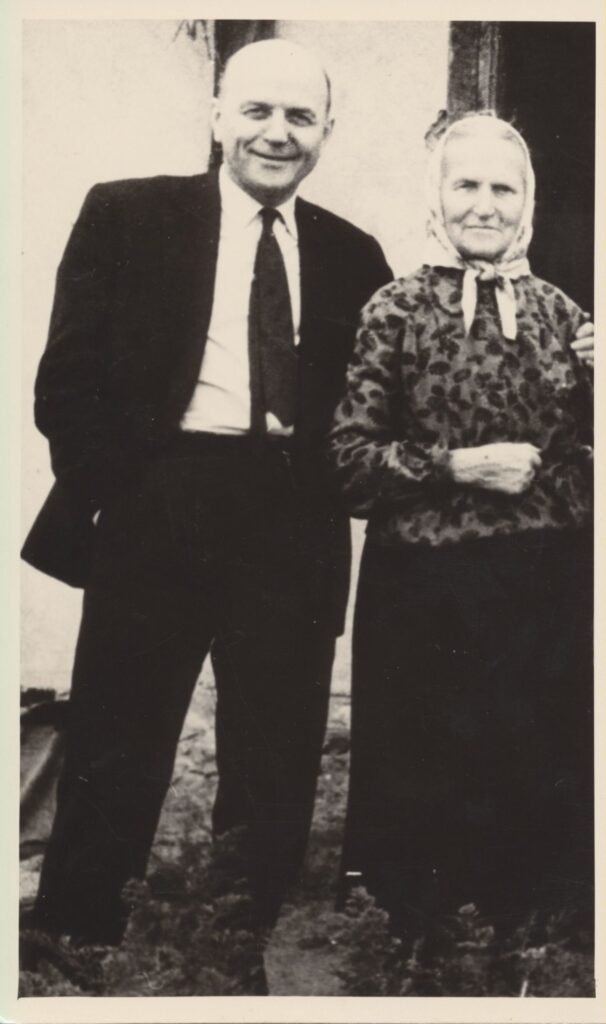 J. Baltušis su mama Marijona Baltušyte-Juozėniene. 1963 m. MLLM 19345