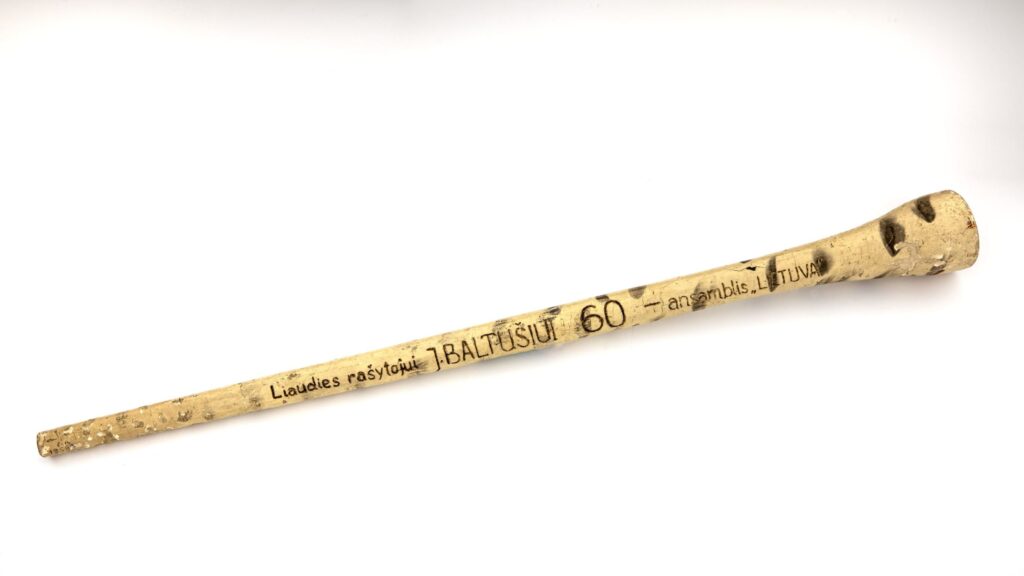 Suvenyrinė birbynė su išraižytu užrašu „Liaudies rašytojui J. Baltušiui 60 – ansamblis „Lietuva“. 1969 m. MLLM 19583
