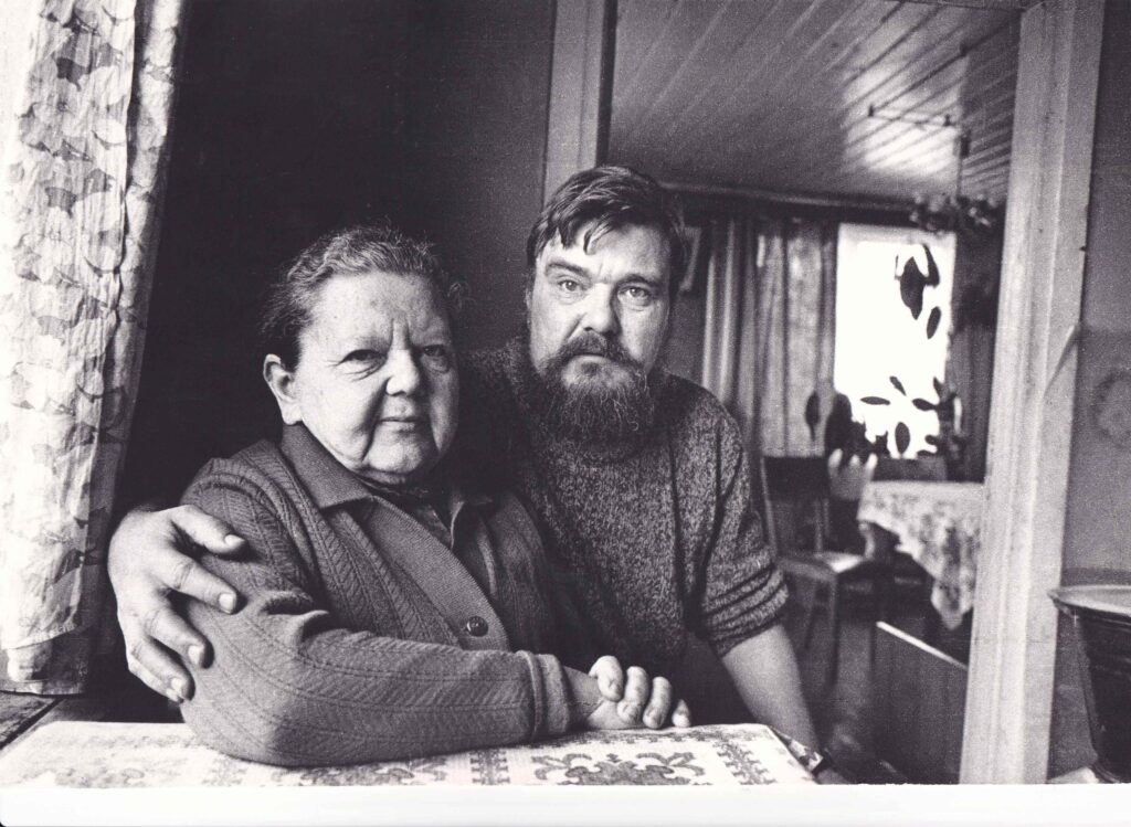 R. Granauskas su mama Rozalija. Mažeikiai, 1986 m. R. Rakausko nuotrauka. GEK P25855
