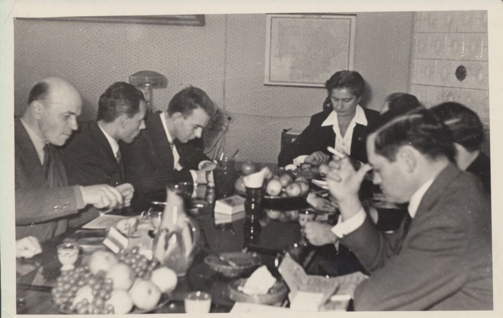 Juozas Baltušis [pirmas iš kairės] ir kiti Lietuvos ir Lenkijos kinematografininkų susitikime. Trečias – Stanislaw Lenartowicz (1921–2010) – režisierius, scenaristas, rašytojas. 1958-11-05. MLLM 19613