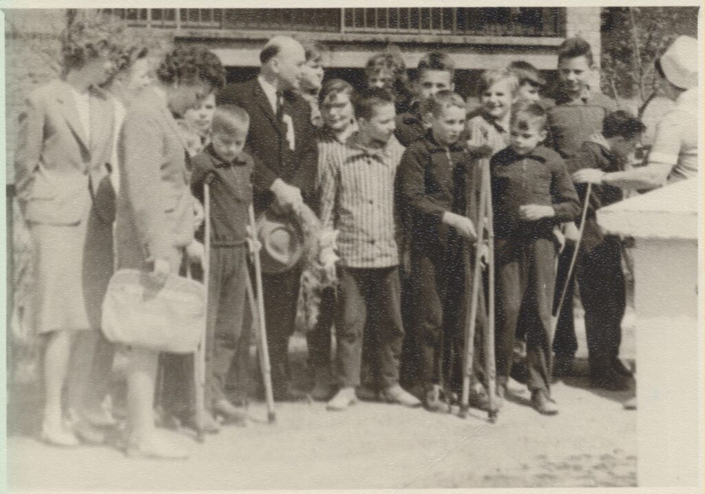 J. Baltušis noriai susitikdavo su savo skaitytojais. Vaikų kaulų tuberkuliozės sanatorijoje tarp pacientų. Šilutė, 1966 m. MLLM 19358