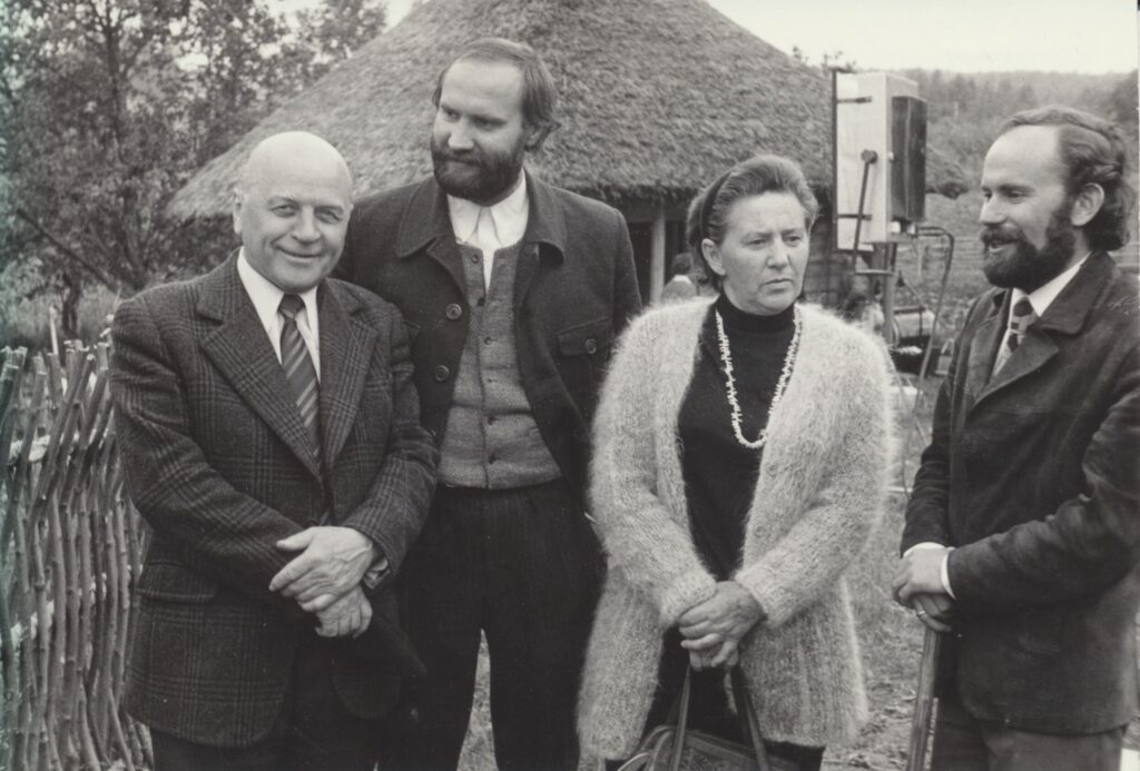 Juozas Baltušis, G. Lukšas, M. Mironaitė, J. Pakulis filmuojant „Virto ąžuolai“. Apie 1976 m. A. Mockaus nuotrauka. MLLM 38104