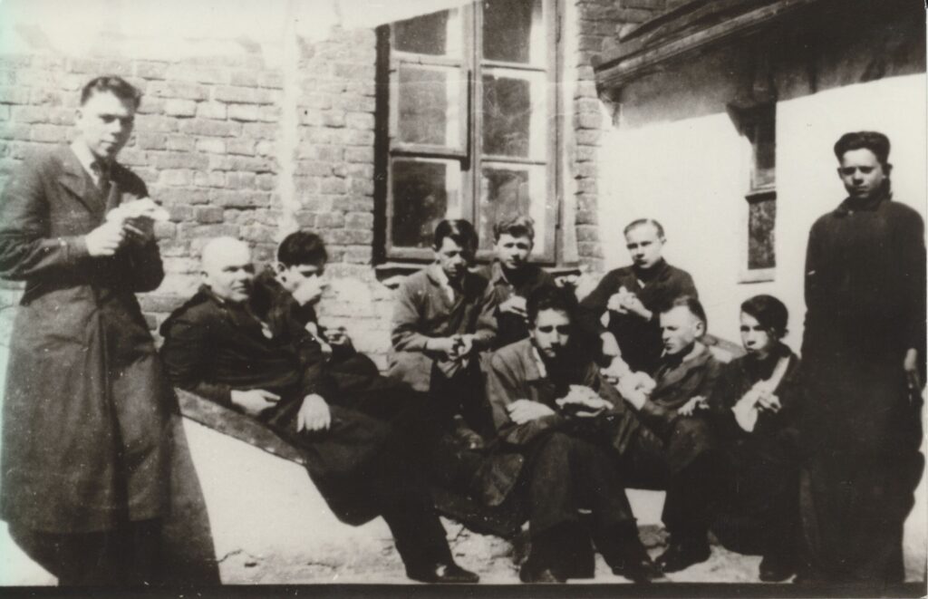 Juozas Baltušis (trečias iš dešinės) „Raidės“ spaustuvės kieme pietauja su bendradarbiais. Kaunas, 1935 m. MLLM 19331