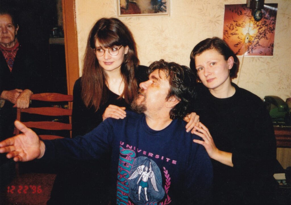 Iš kairės: mama Rozalija Valtienė, Inga ir Gintarė Granauskaitės, R. Granauskas. 1999 m. gruodžio 22 d. GEK P50490