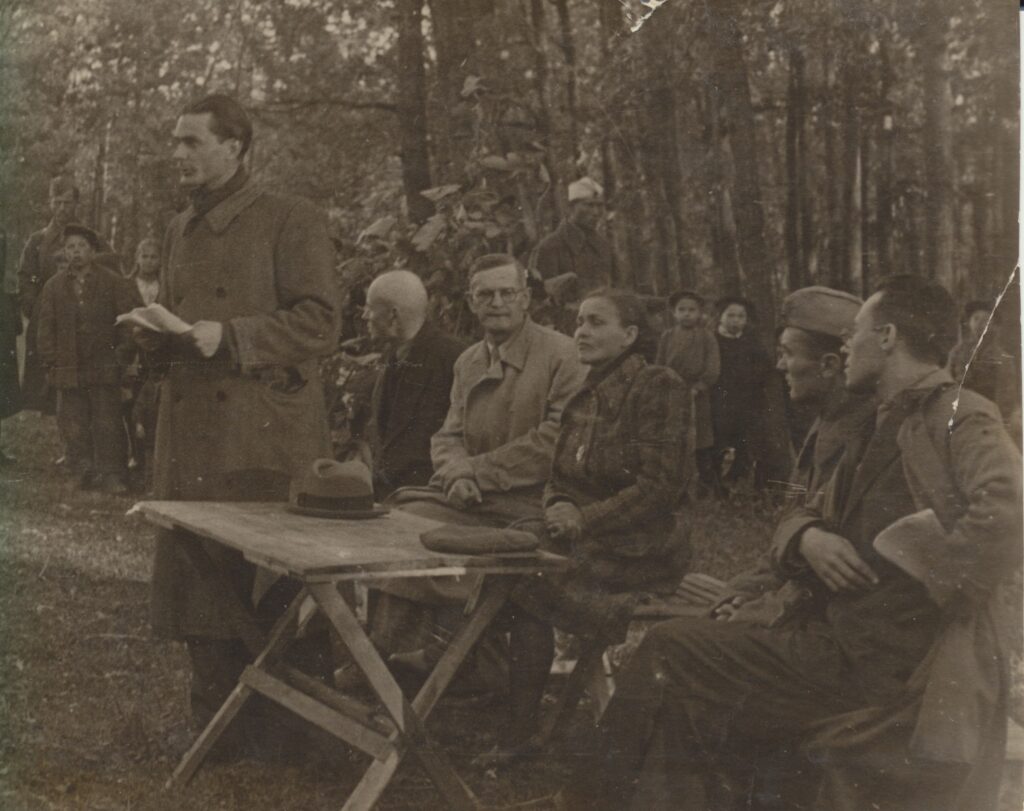 Iš dešinės: K. Korsakas, J. Marcinkevičius, S. Nėris, A. Venclova, J. Baltušis, E. Mieželaitis. Tula, 1942 m. ruduo. MLLM 19340