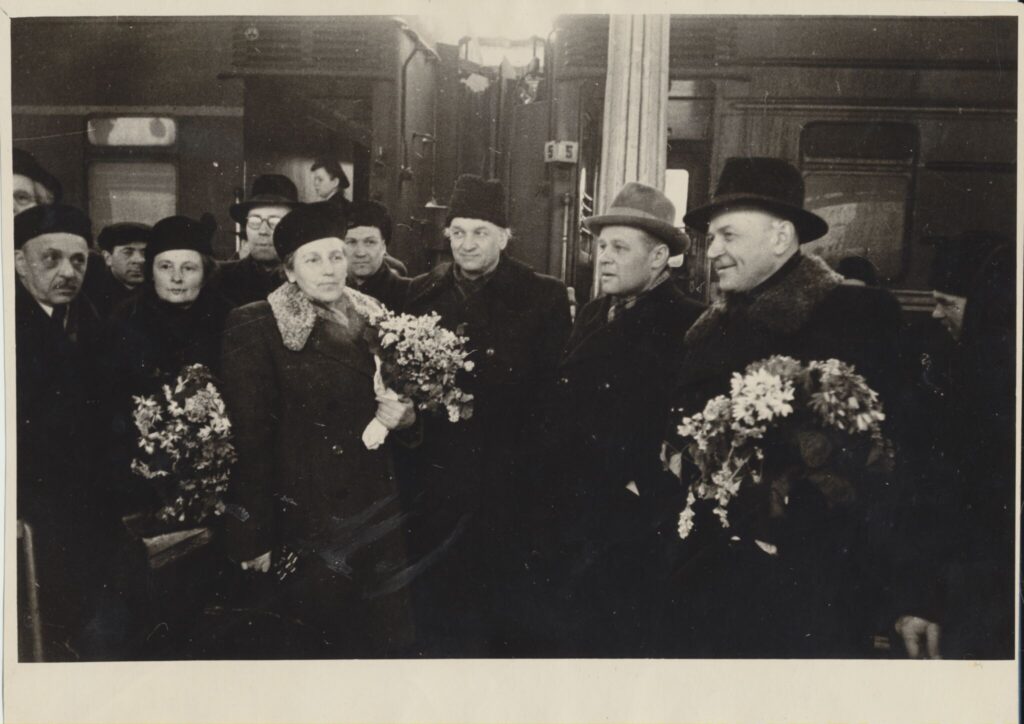 Lietuvių literatūros ir meno dekados dalyviai. Iš dešinės: Juozas Baltušis, Aleksandras Bauža, Justas Paleckis, Ieva Simonaitytė, Kostas Korsaka, Halina Korsakienė, Pavelas Antokolskis. Maskva, 1954 m. MLLM 23989