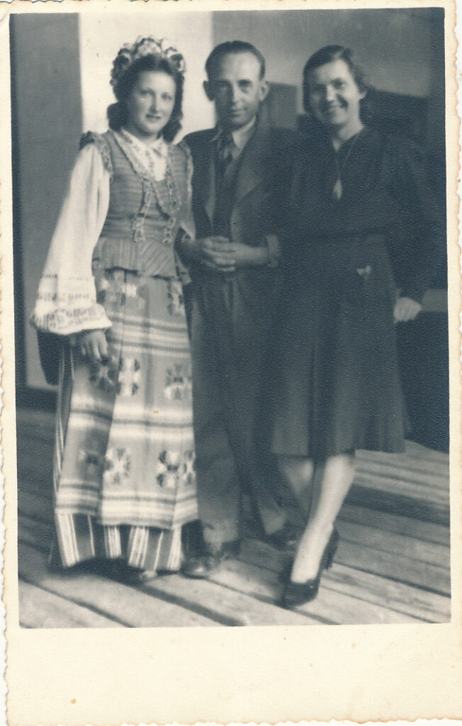 Iš kairės stovi abiturientė Liudmila Stankevičiūtė, mokytojai Antanas Miškinis ir Aleksandra Miškinienė. Kauno trečioji gimnazija, 1945 birželio 28 d. GEK 92259