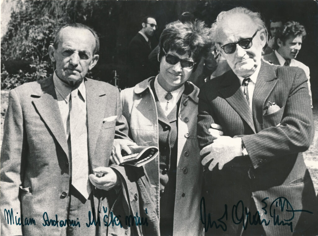 A. Miškinis, A. Puišytė ir J. Graičiūnas Karo muziejaus sodelyje Poezijos pavasario šventės metu. 1974 m. A. Baryso nuotrauka. GEK 61535