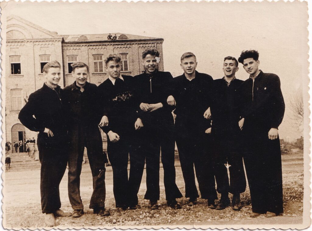 V. Baltuškevičius stovi pirmas iš kairės su klasės draugais. Marijampolė, 1955 m. gegužė. MLLM 44443