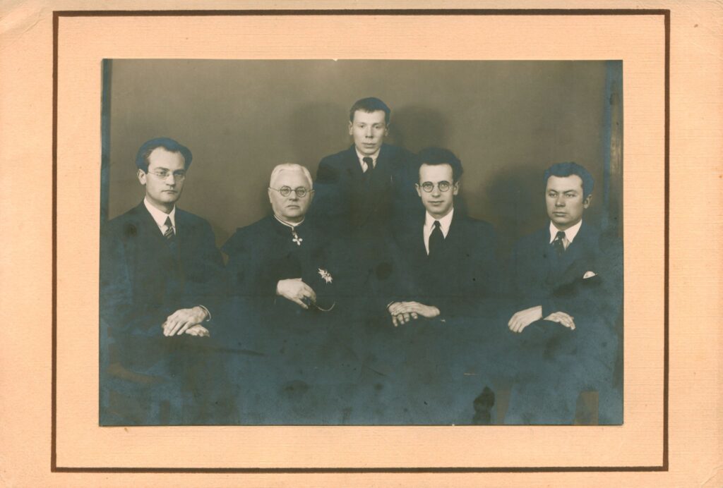 J. Aistis (3-as iš kairės) tarp rašytojų. Kaunas, apie 1925 m. Fotoateljė „Zinaida“. GEK 40847