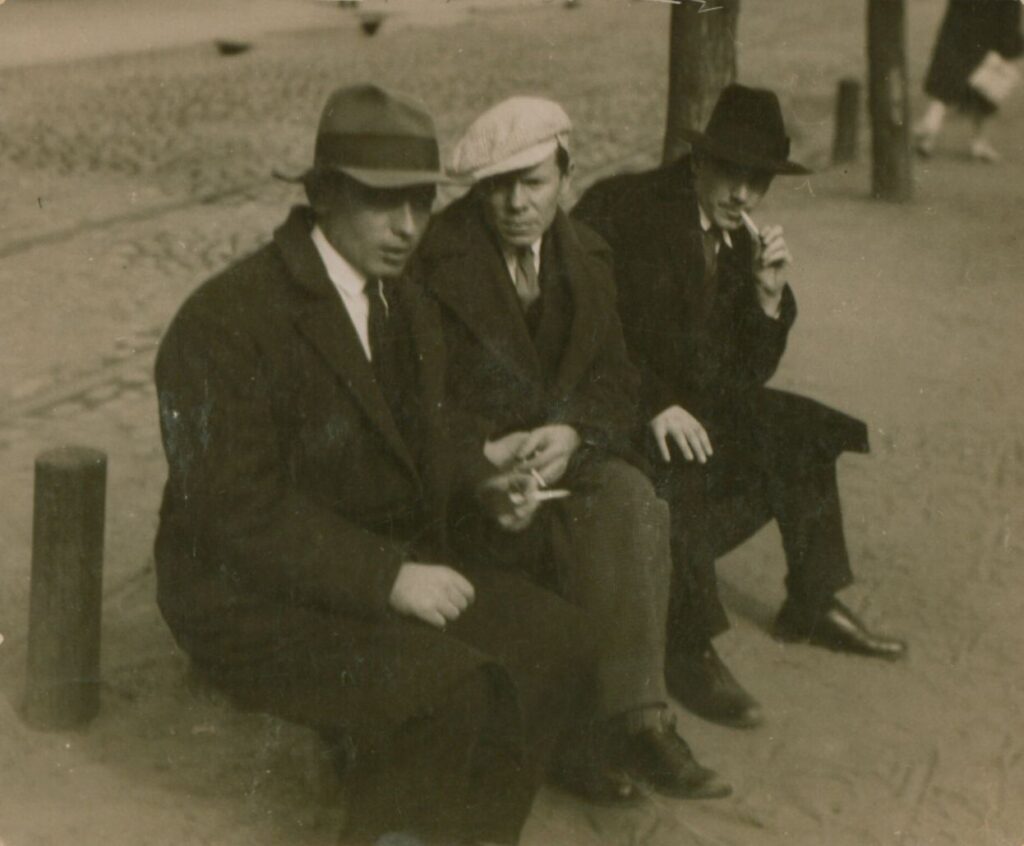 J. Aistis (2-as iš kairės) su A. Miškiniu ir V. Knyva. Prancūzija, apie 1938 m. MLLM 103630