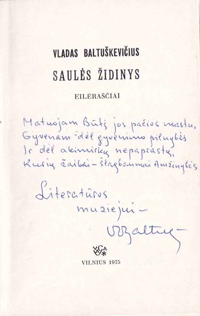 V. Baltuškevičiaus dedikacija Literatūros muziejui jo pirmojoje poezijos knygoje „Saulės židinys“. Kaunas, apie 1975 m. MLLM 20962