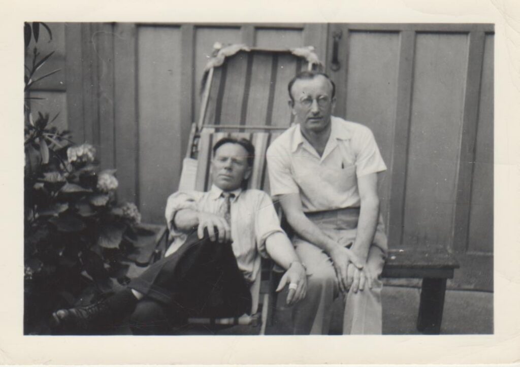 J. Aistis (kairėje) ir A. Vaičiulaitis. Bruklinas, 1946 m. MLLM 103632
