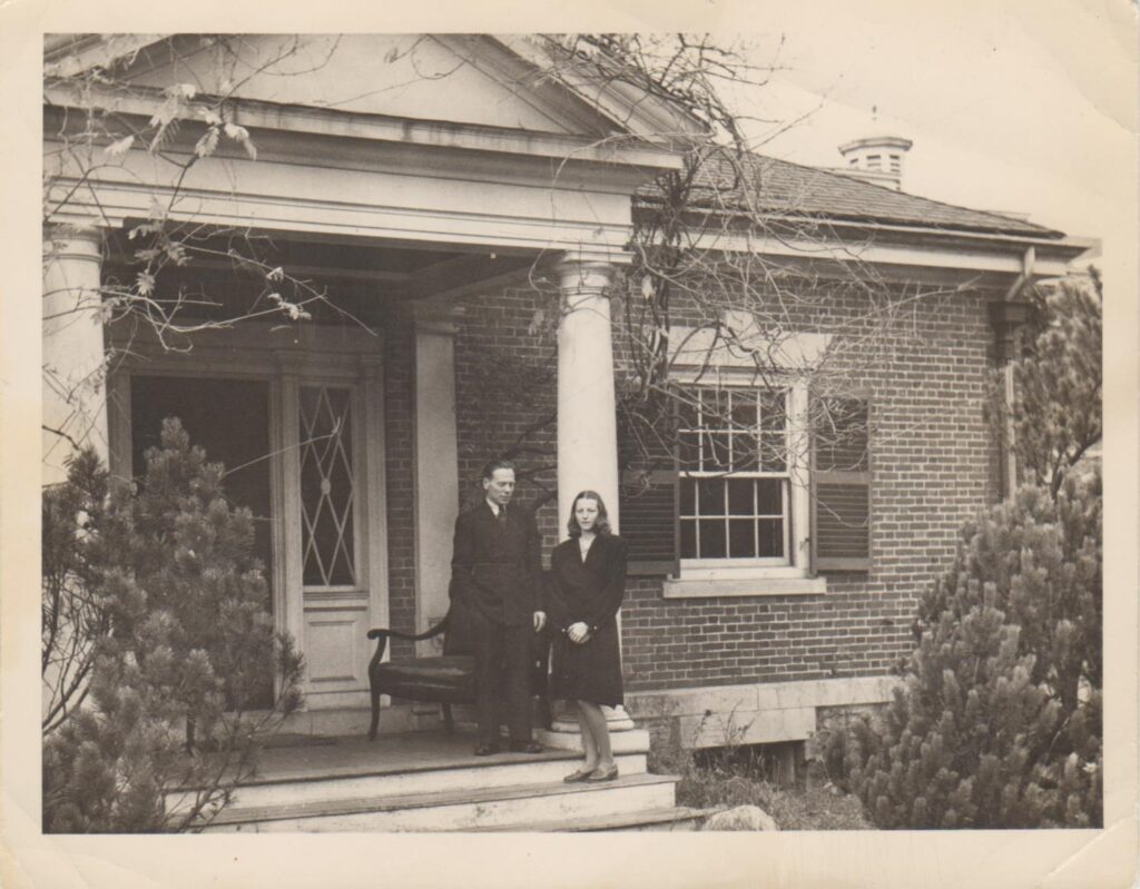 J. Aistis su žmona Aldona prie savo namų. Marianapolis, 1946 m. MLLM 129890