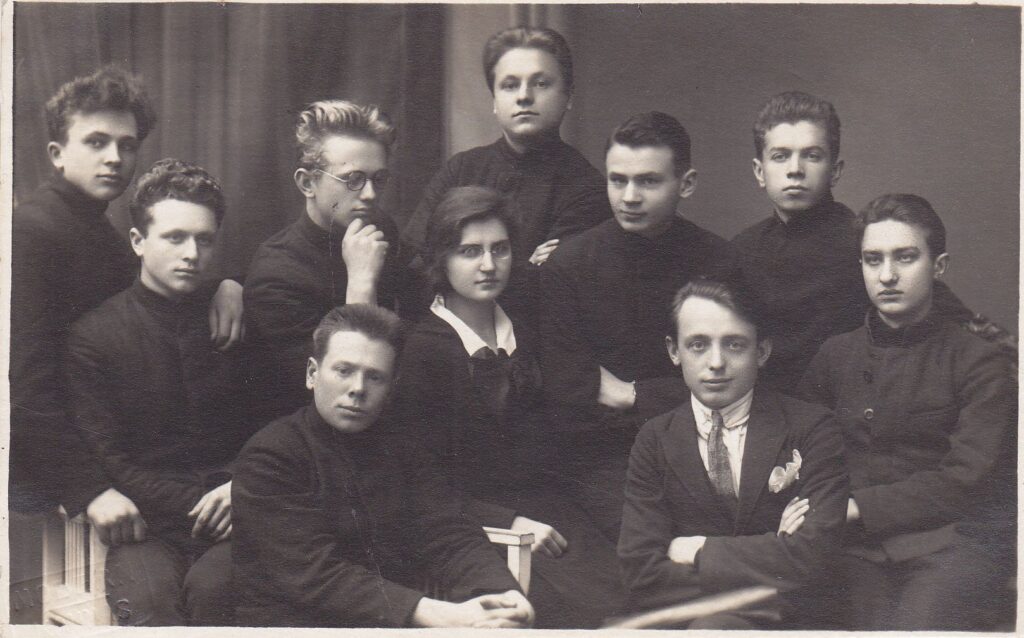 J. Aistis (1-as iš kairės) tarp Aušros gimnazijos literatų. Kaunas, 1927 m. Fotoateljė „Modern“. MLLM 96647_45