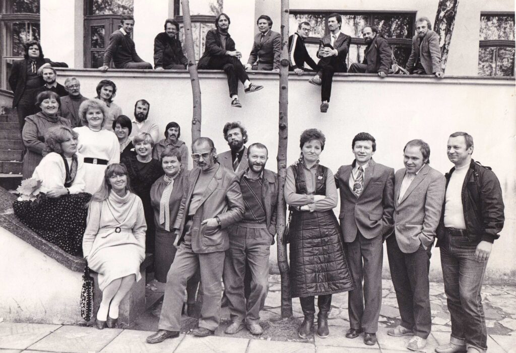 Kauno rašytojų sąjungos nariai. V. Baltuškevičius stovi pirmas iš kairės. 1985 m. R. Rakausko nuotrauka. MLLM 44425
