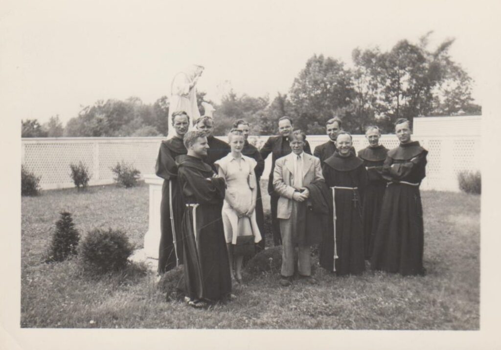 J. Aistis (centre) ir Aldona Aistienė su broliais pranciškonais. Greene, 1947 m. MLLM 127166
