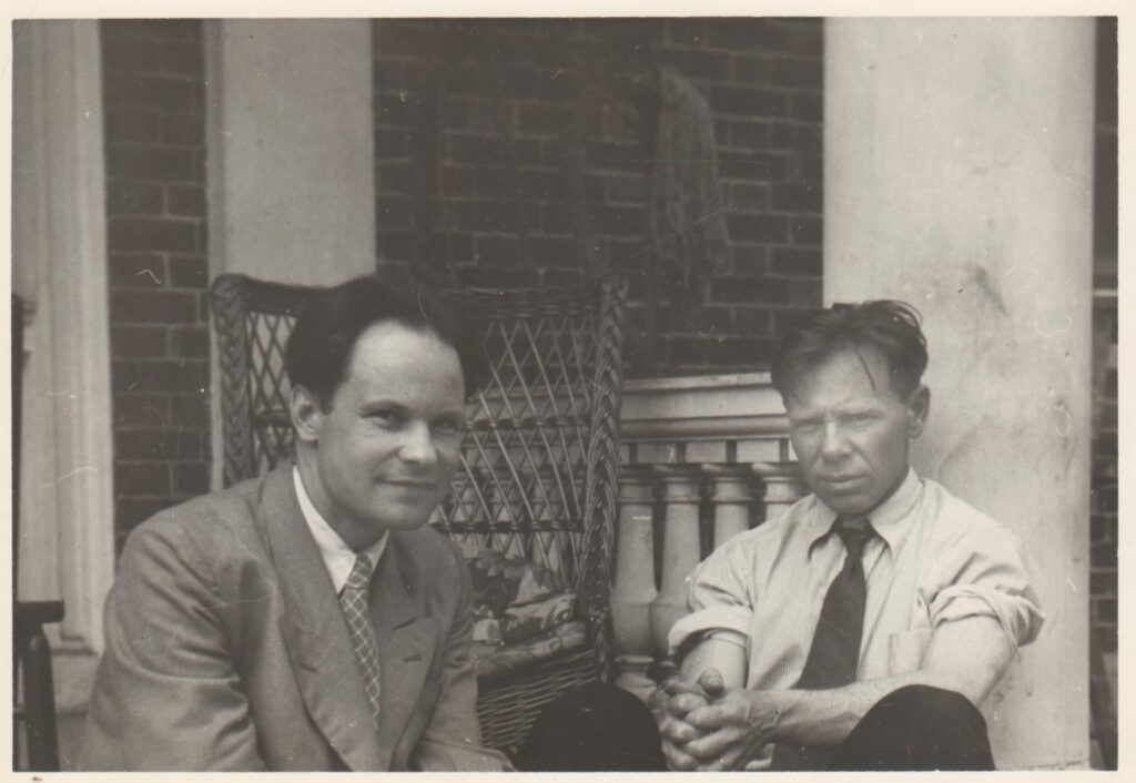 J. Aistis (dešinėje) su S. Zobarsku. Marianapolis, 1947 m. MLLM 103633