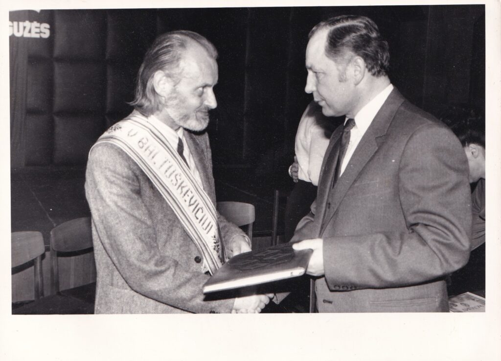 V. Baltuškevičiui įteikiama Antano Petrausko medvilnės verpimo fabriko premija už poezijos knygą „Erčios“. Kaunas, 1987 m. MLLM 44427
