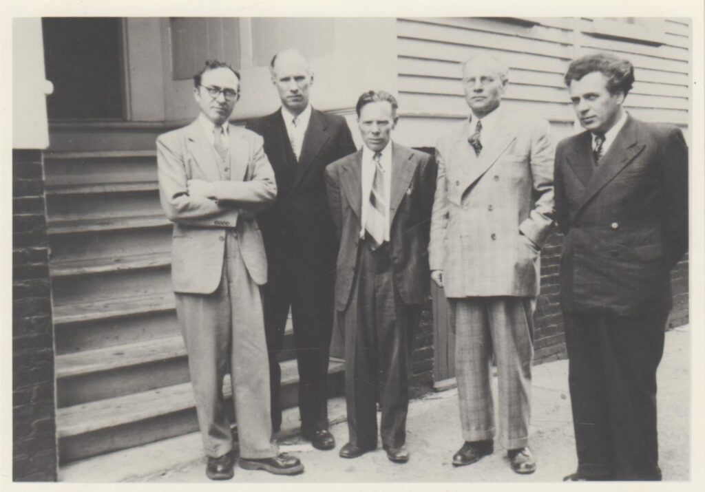 J. Aistis (3-as iš kairės). Pirmoji Lietuvos rašytojų draugijos valdyba. JAV, 1950 m. MLLM 39046