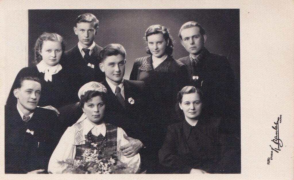V. Baltuškevičius stovi viršutinėje eilėje iš kairės pirmas sesers Onos vestuvėse. Karlo Baulo fotostudija. Kaunas, 1957 m. MLLM 103453