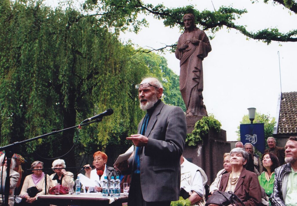 V. Baltuškevičius skaito savo eiles Poezijos pavasario metu. Kaunas, 2011 m. Z. Baltrušio nuotrauka. MLLM 108850