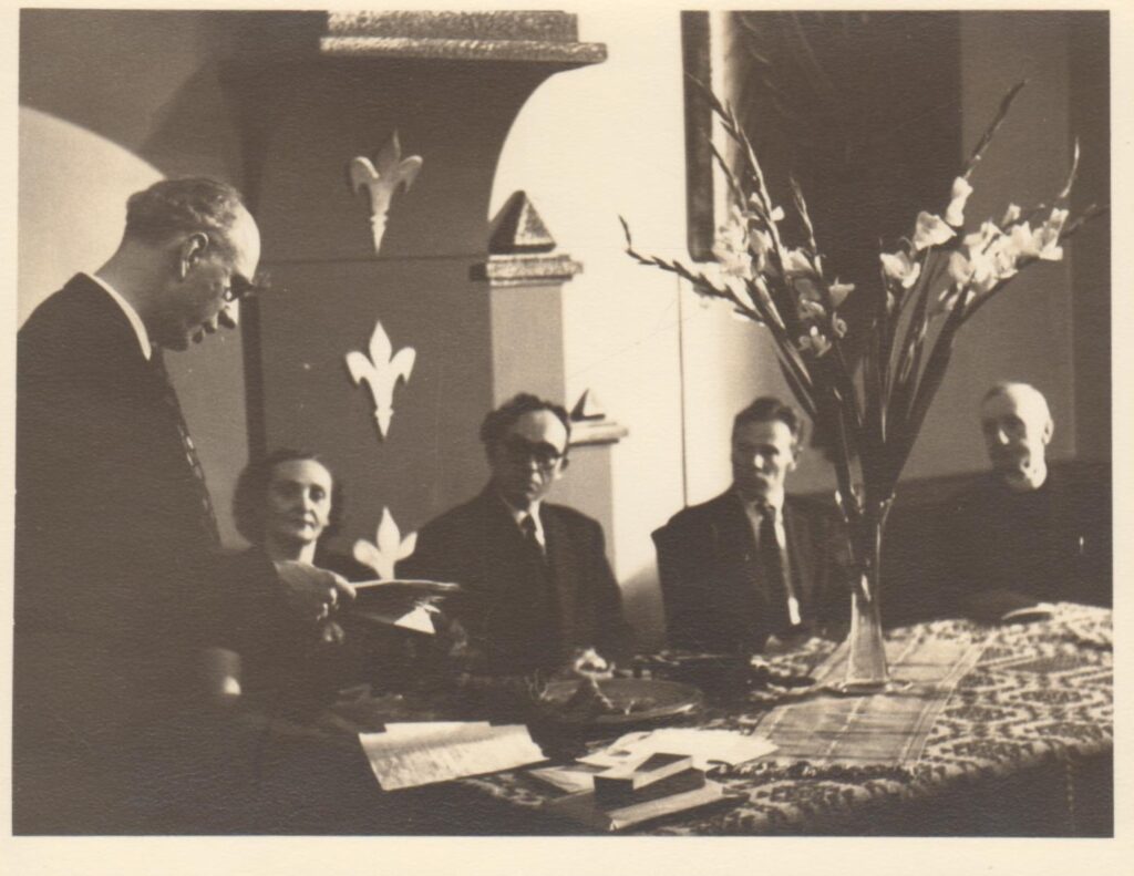 J. Aistis (2-as iš dešinės) su išeiviais rašytojais. Bostonas, 1954-05-01. MLLM 103635